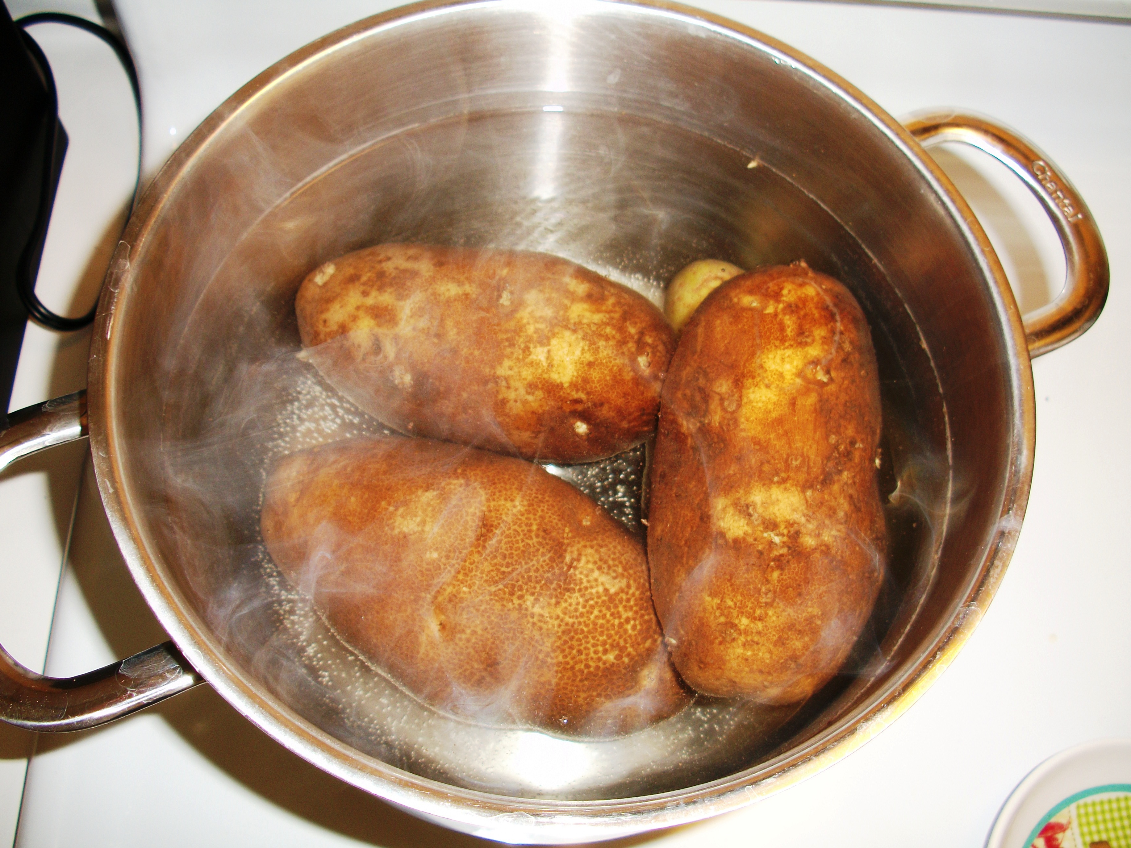 Картофель в горячую воду. Картошка в мундире в кастрюле. Варка картофеля в кастрюле в мундире. Картошка для варки. Вареная картошка в кастрюле.